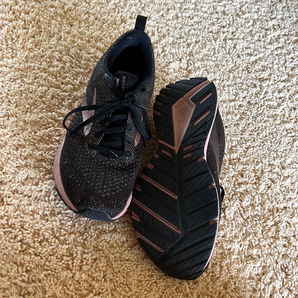 Womens Brooks shoes - Picture 3 of 6